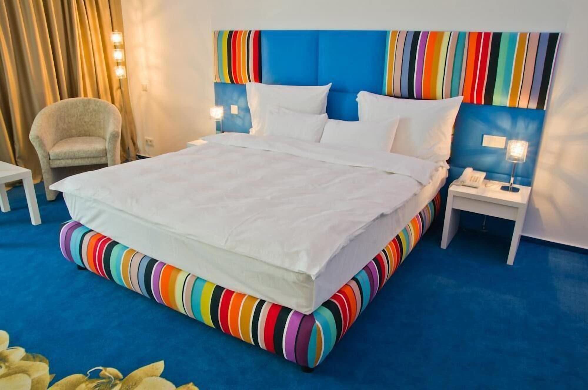 Marshal Garden Hotel Βουκουρέστι Δωμάτιο φωτογραφία A bed