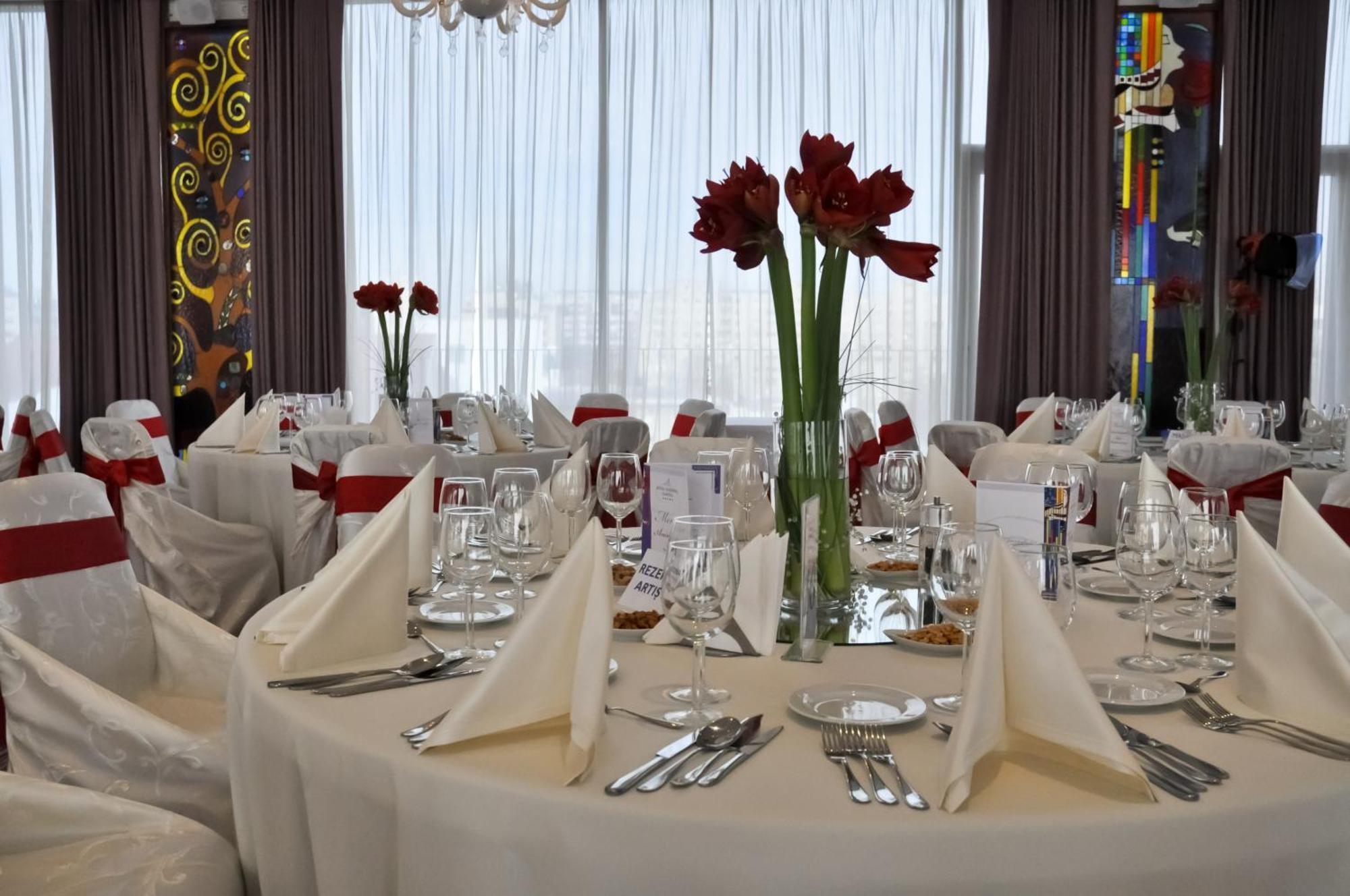 Marshal Garden Hotel Βουκουρέστι Εξωτερικό φωτογραφία A table set for a formal dinner