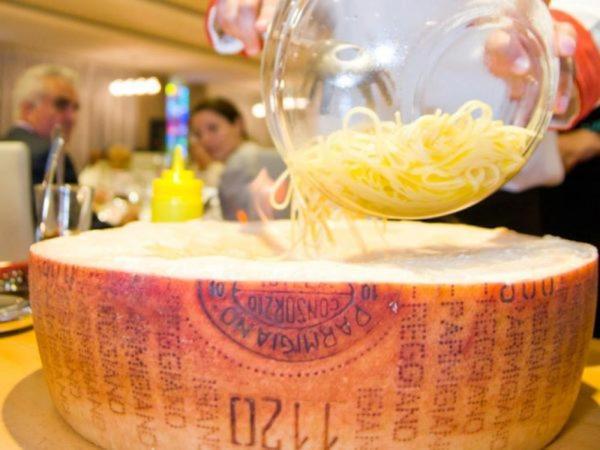 Marshal Garden Hotel Βουκουρέστι Εξωτερικό φωτογραφία Parmigiano-Reggiano being grated