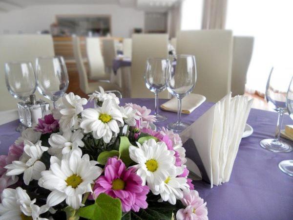Marshal Garden Hotel Βουκουρέστι Εξωτερικό φωτογραφία A table set for a wedding reception