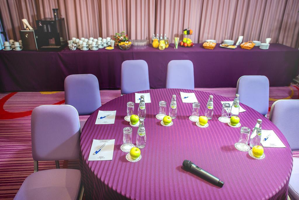 Marshal Garden Hotel Βουκουρέστι Εξωτερικό φωτογραφία A meeting room at the InterContinental London The O2